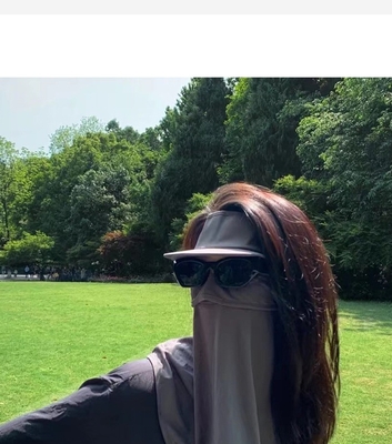 인터넷 연예인의 폭발은 얼굴 전체를 덮고 자외선을 예방합니다.