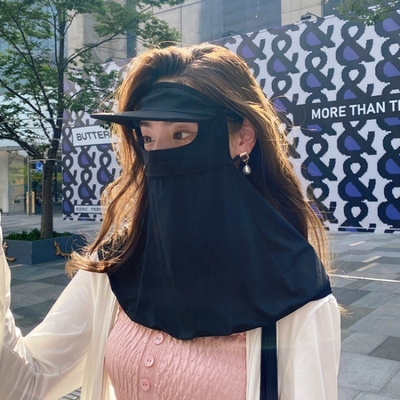 인터넷 연예인의 폭발은 얼굴 전체를 덮고 자외선을 예방합니다.
