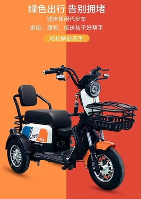 새로운 작은 전기 삼륜자전거는 아이를 집으로 데려다줍니다.