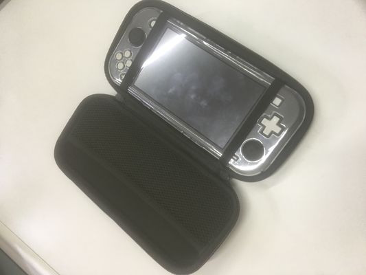 가벼운 EVA 하드 케이스는 벨벳 인라인과 PU 가죽 덮개로 면도기와 게임 및 전자 장치에 대한 보호를 제공합니다.